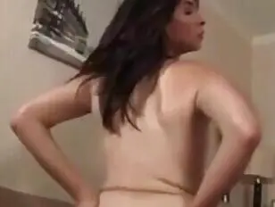 POV - Une superbe transexuelle brune sait comment chevaucher une bite