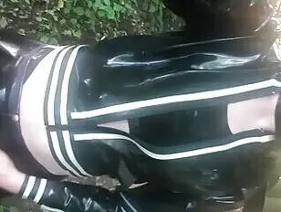 Promenade en extérieur en latex pour travestis