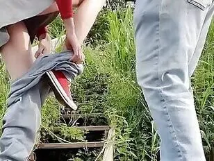 Annemieke à genoux pour une fellation en public