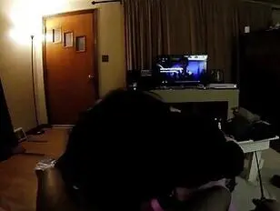 Un mec noir se fait sucer la bite par un TS qualifié