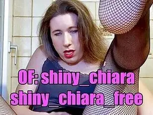 Une fille trans se masturbe et mange son propre sperme