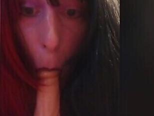 Travesti sale suçant un gode