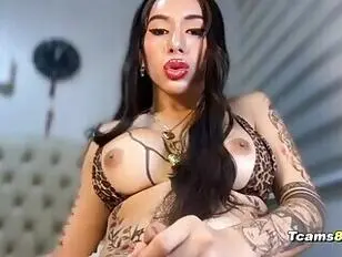 Une transsexuelle latine chaude caresse sa grosse bite juteuse