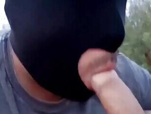 Esclavo enmascarado chupando polla