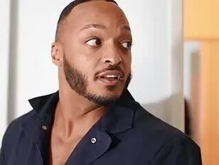 Дейзи позволяет уборщику трахнуть ее в задницу