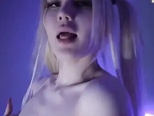 Ładna młoda blondynka lubi anal i facial
