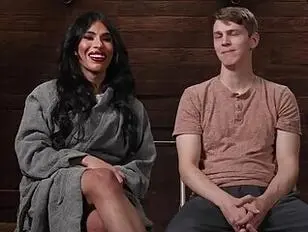 Avery Lust domineert een man in rode latex