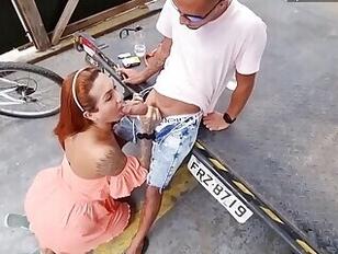 Pulchna transseksualistka zaprasza faceta do garażu,a on rucha ją wszędzie wielkim kutasem