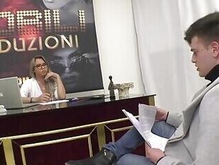 Sexy Latina kantoorbaas neukt twee slaven