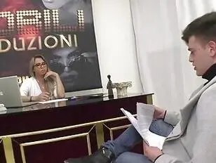 Соблазнительная латиноамериканка,офисный босс,трахает двух рабов