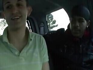 Twink gay in doppia penetrazione alla BBC