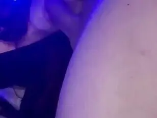 Piękna brunetka transseksualistka bierze dużego kutasa