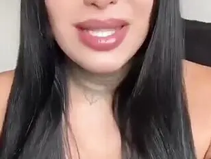 A la chica conejita le encanta provocar a los hombres con su pene.