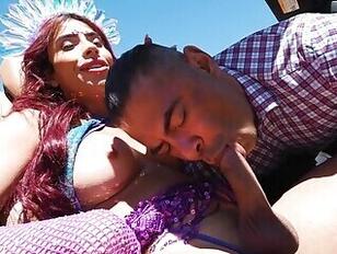 Avery Lust est une salope qui fait de l'auto-stop et elle se fait baiser par Darren