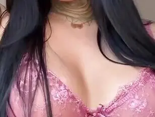 Транс-девушка сосет дилдо и мастурбирует