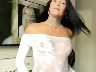 विशाल स्तन वाली ट्रांसजेंडर लड़की अपना लंड हिलाती है