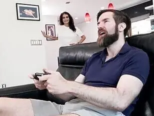 Victoria gioca con il joystick