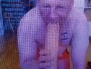 Pedał ssie wielkiego dildo