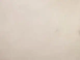 Schmutzige Schlampe spielt mit ihrem Damenschwanz