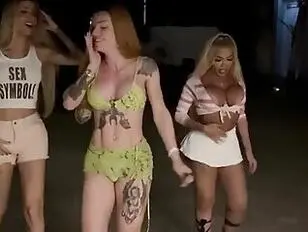 Wilde Latinas feiern eine Sexorgie,nachdem sie gesehen haben,wie eine Freundin von Luisa Tavares einen Blowjob und einen Creampie bekommt.