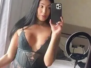 बड़े लिंग वाली ट्रांस महिला कैमरे पर खुद को पूरी तरह से संतुष्ट करती है।