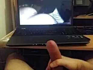 सिसी रॉक्सी पोर्न देखते हुए हस्तमैथुन कर रही है