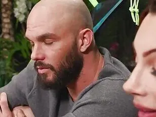 A Cliff le encanta acampar y follar.