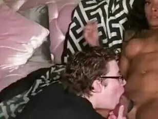 जैसीन लोटस एक श्वेत फेमबॉय का इस्तेमाल करती है और उस पर हावी रहती है।