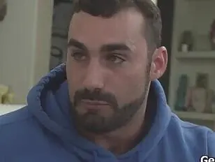 Sto scopando analmente la mia calda sorellastra trans