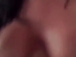 Travesti com seios enormes se masturba na traseira de uma van.