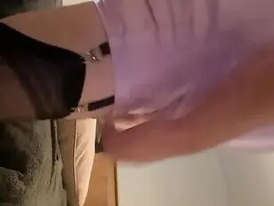 अपने बिस्तर पर गंदा क्रॉसड्रेसर