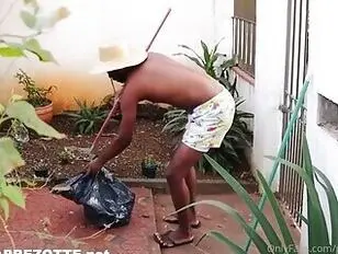 Sabrina Prezotte heeft seks met haar tuinman en laat hem haar neuken.