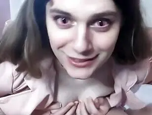 कामुक ट्रांसजेंडर कैमरे पर अपने आकर्षक नितंबों का प्रदर्शन करती है