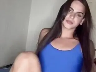 Trans con enormi tette naturali si masturba il suo enorme cazzo