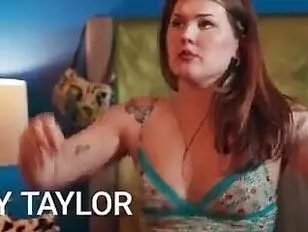 Um homem negro coloca um cachimbo na boca de um travesti.