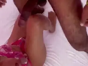 घुंघराले बालों वाली लड़की का ज़बरदस्त फेस फ़किंग और पेनियल