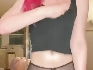 Adolescente ruiva montando um pau sem camisinha