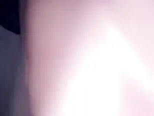 Posso rebolar no seu pau assim? Enfim,me manda mensagem,finalmente voltei,por favor,papais e mamães.