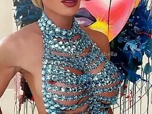 Transfrau mit großem Penis benutzt Fleshlight