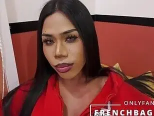 Сексуальная девушка-трансвестит любит быть сверху над своим папочкой.