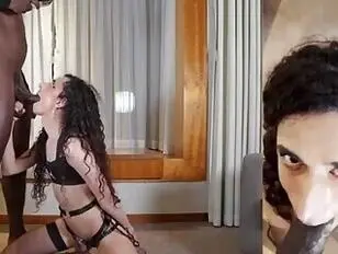 Splendida ragazza transessuale che fa un pompino e un anale con un grosso cazzo nero