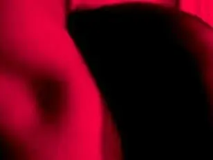 Я привожу трансвестита к себе домой,чтобы он делал минет,трахал меня и кончал мне на лицо.