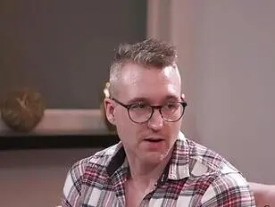 Ariel helpt een onderdanige,blanke man weer een erectie te krijgen.