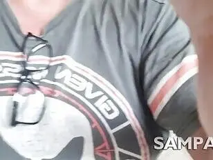 लैटिना अलिनी को एक बड़ा लिंग मिलता है और वीर्य उसकी ठुड्डी से टपकता है।