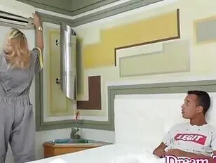 Блондинка-латиноамериканка Белла Матрикс,техник по кондиционерам,занимается сексом с гостем.