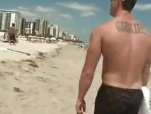 Transgenre Pinay ramassée sur la plage et prise à cru