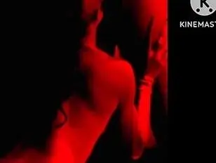 Транссексуалка глотает большой орех