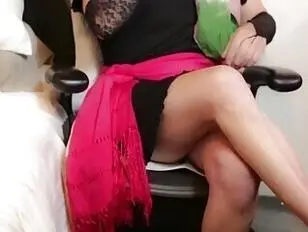 Sissy joue à se branler sur une chaise