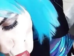 Blauhaarige Sissy gibt einen Blowjob