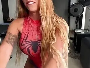 A garota-aranha recebe um pênis enorme e um jato de esperma na boca.